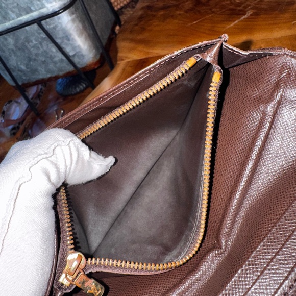 Louis Vuitton
Vintage 2007 damier long Bifold Wallet - Picture 12 of 17